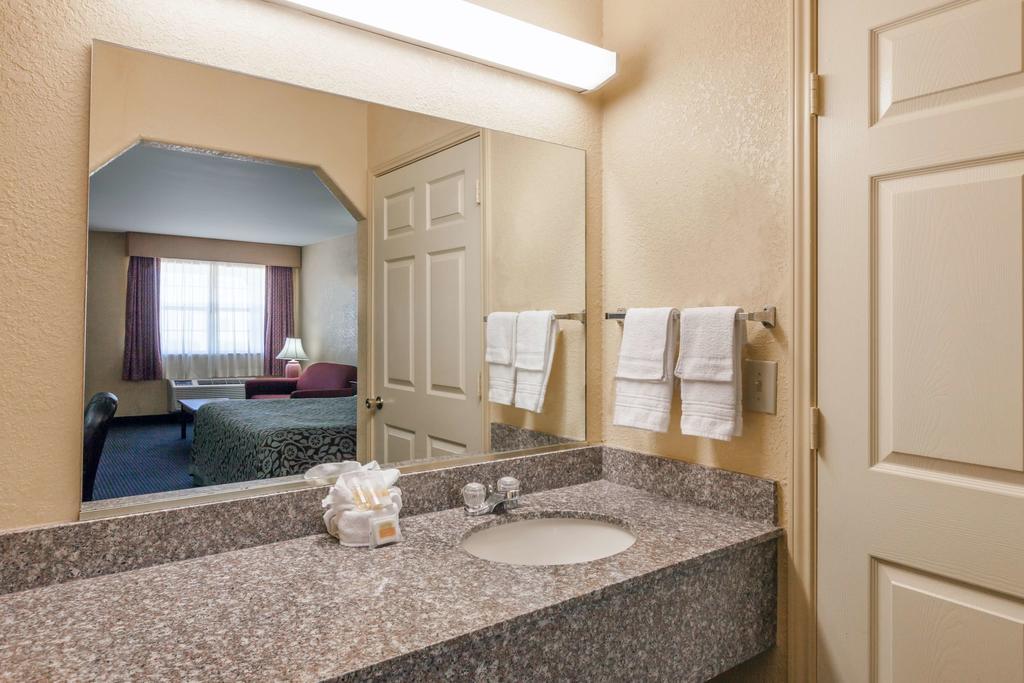 Days Inn Gun Barrel City Dış mekan fotoğraf